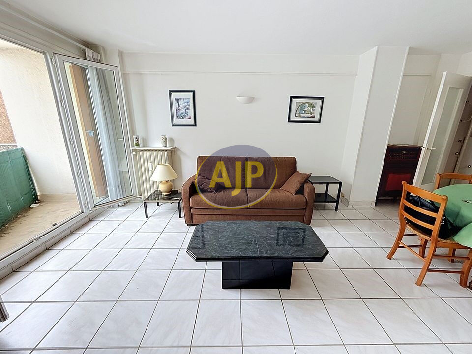 Lamarck-Caulaincourt , Appartement  2 pièces. - photo 2