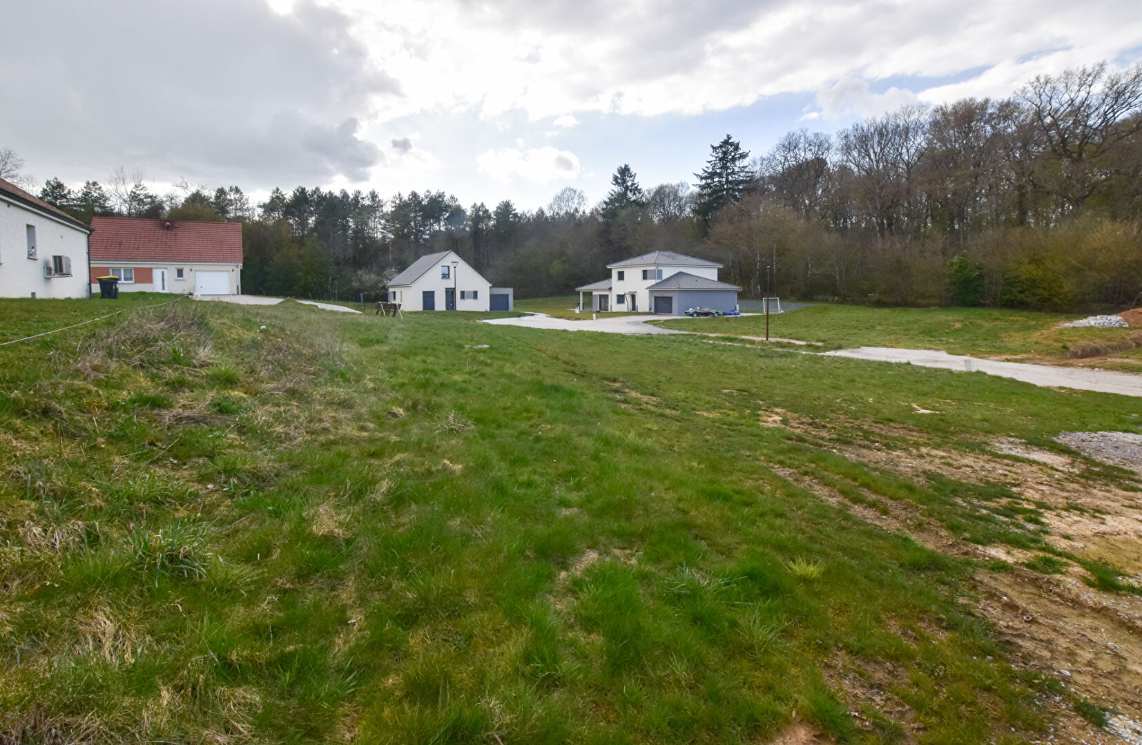 Terrain constructible et viabilisé de 779 m²