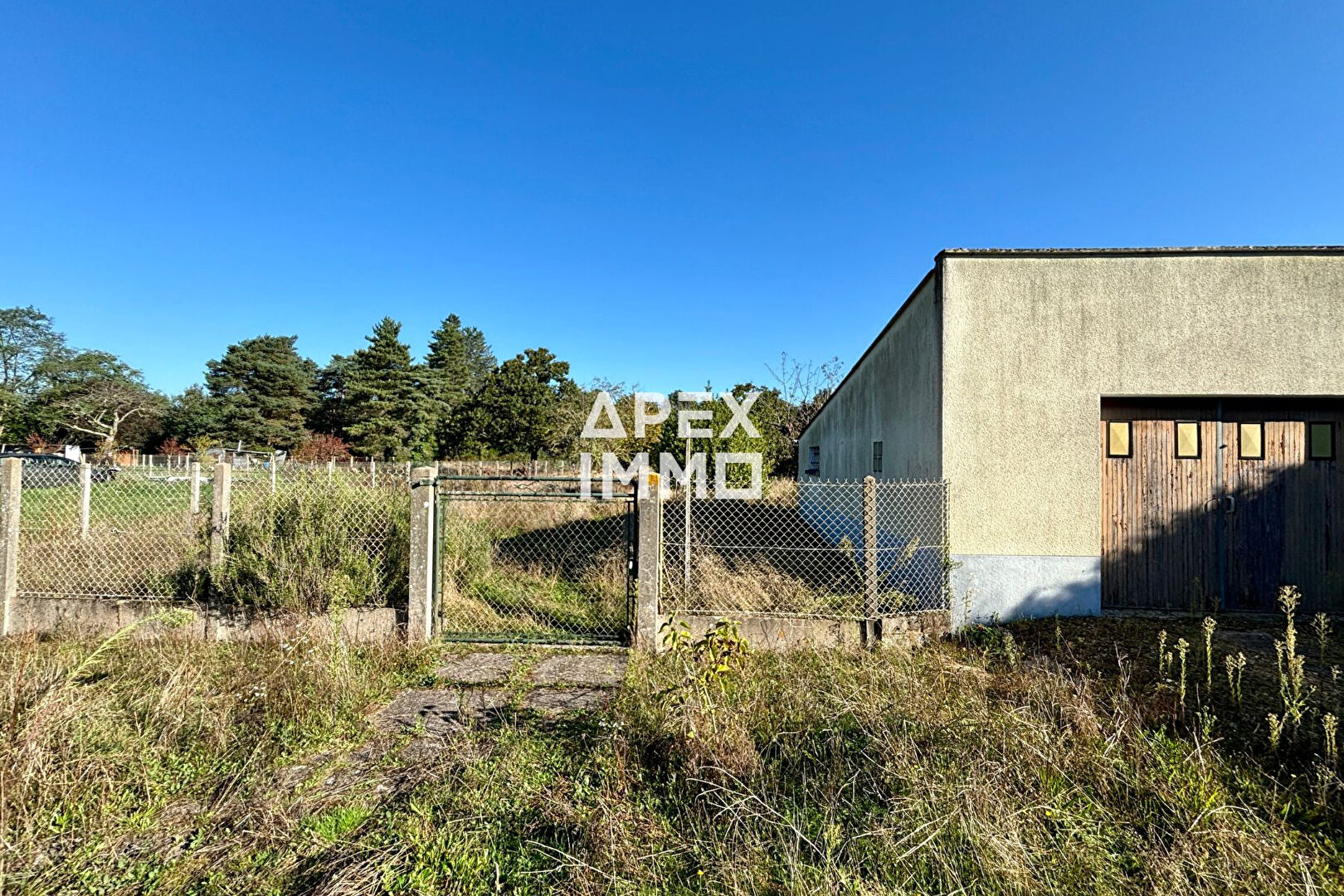 Photo Terrain  avec garage existant Saint Denis De L Hotel 1073 m2 image 2/3