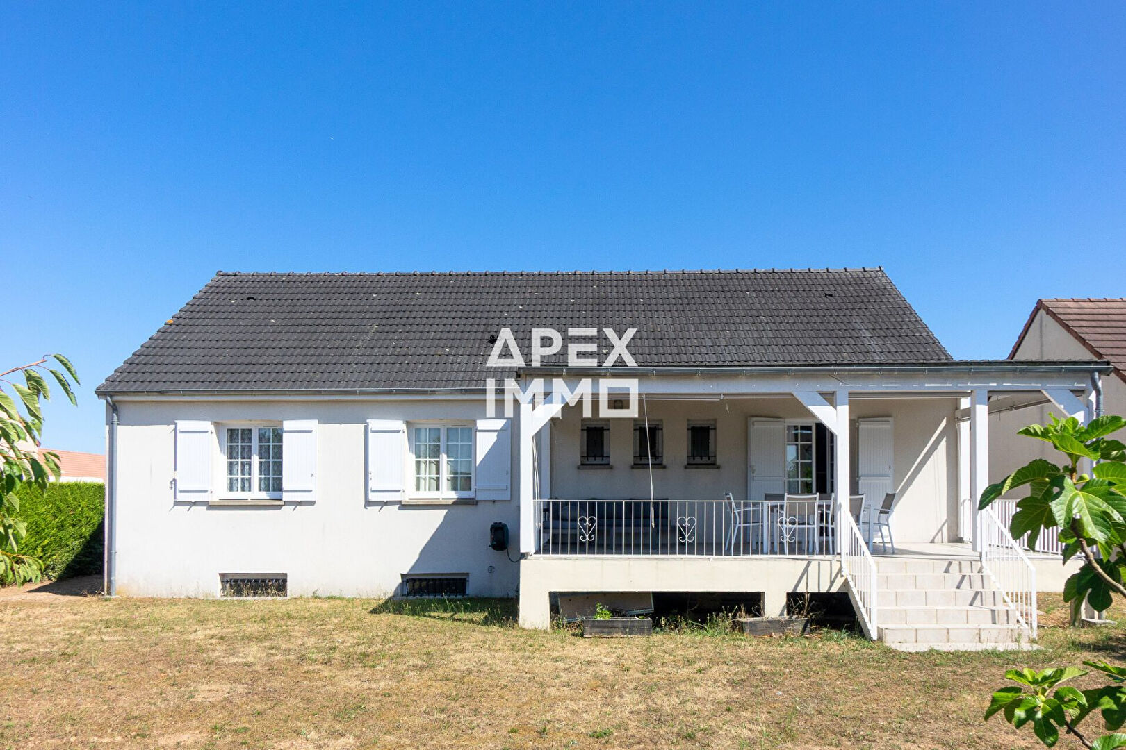 Maison Saint Denis De L Hotel 6 pièce(s) 142 m2