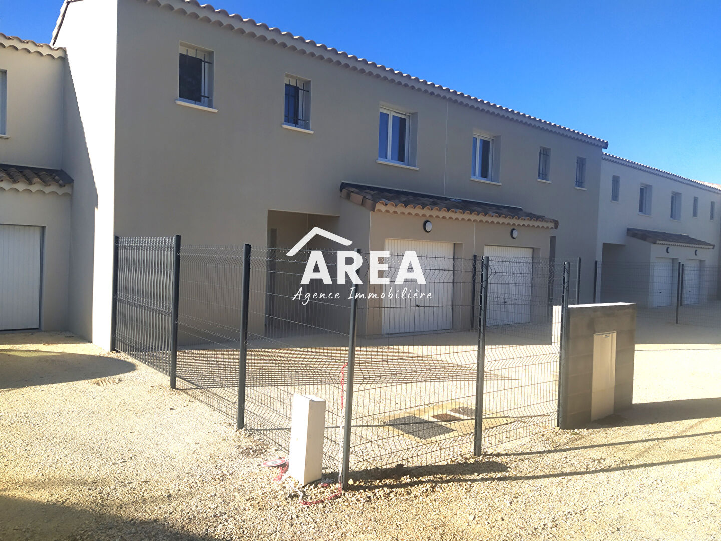 A louer, maison d'environ 80 m² avec garage et terrasse à BOLLENE.