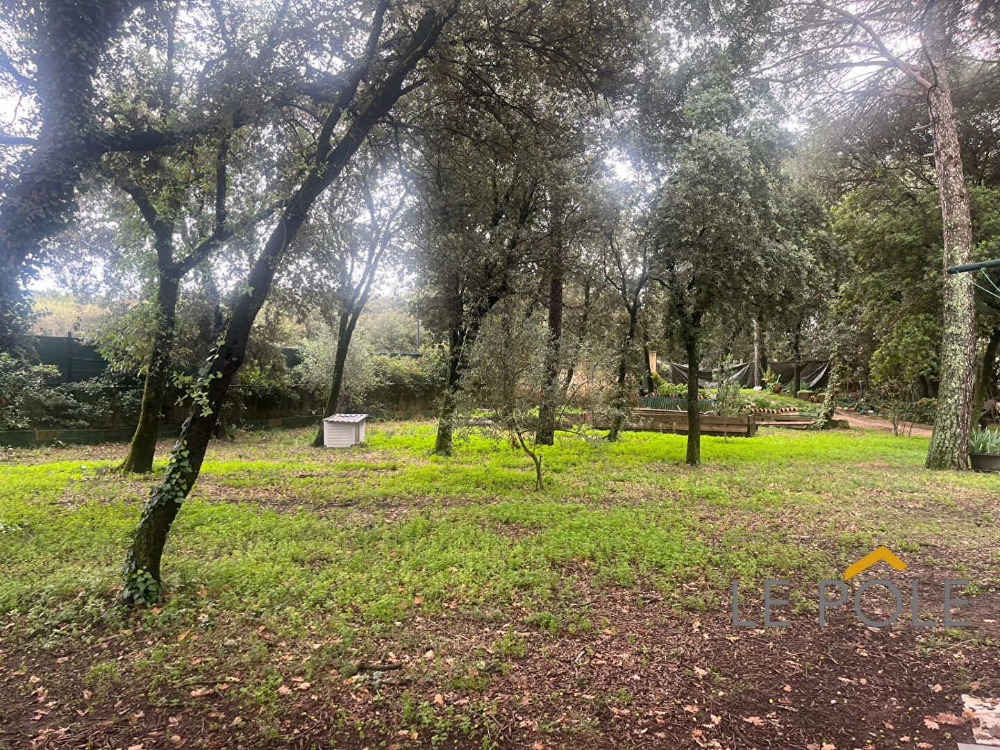 Photo Un terrain rare à Orange : Emplacement, Calme et potentiel. image 1/4