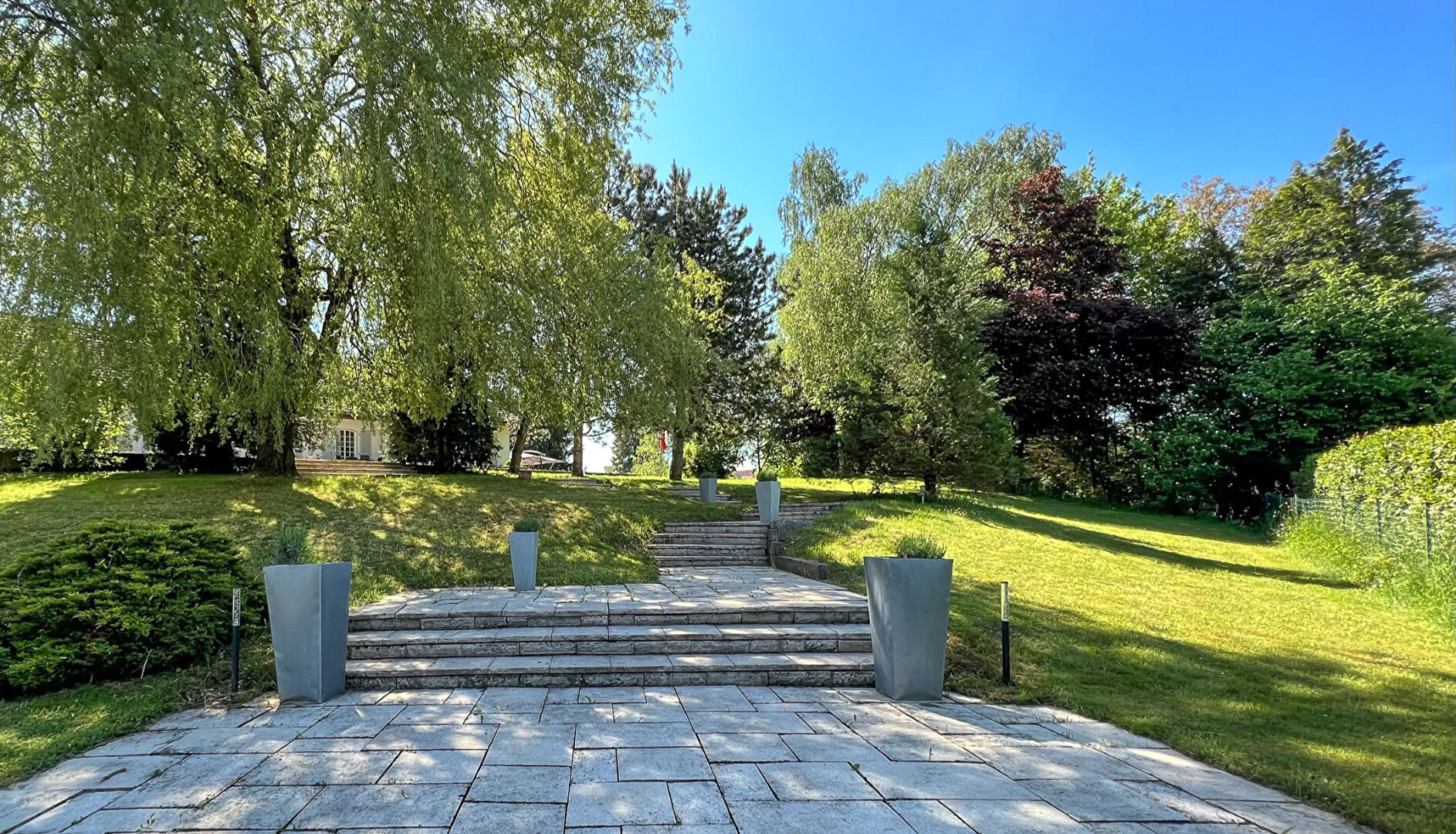 VASTE VILLA à l'abri des regards...