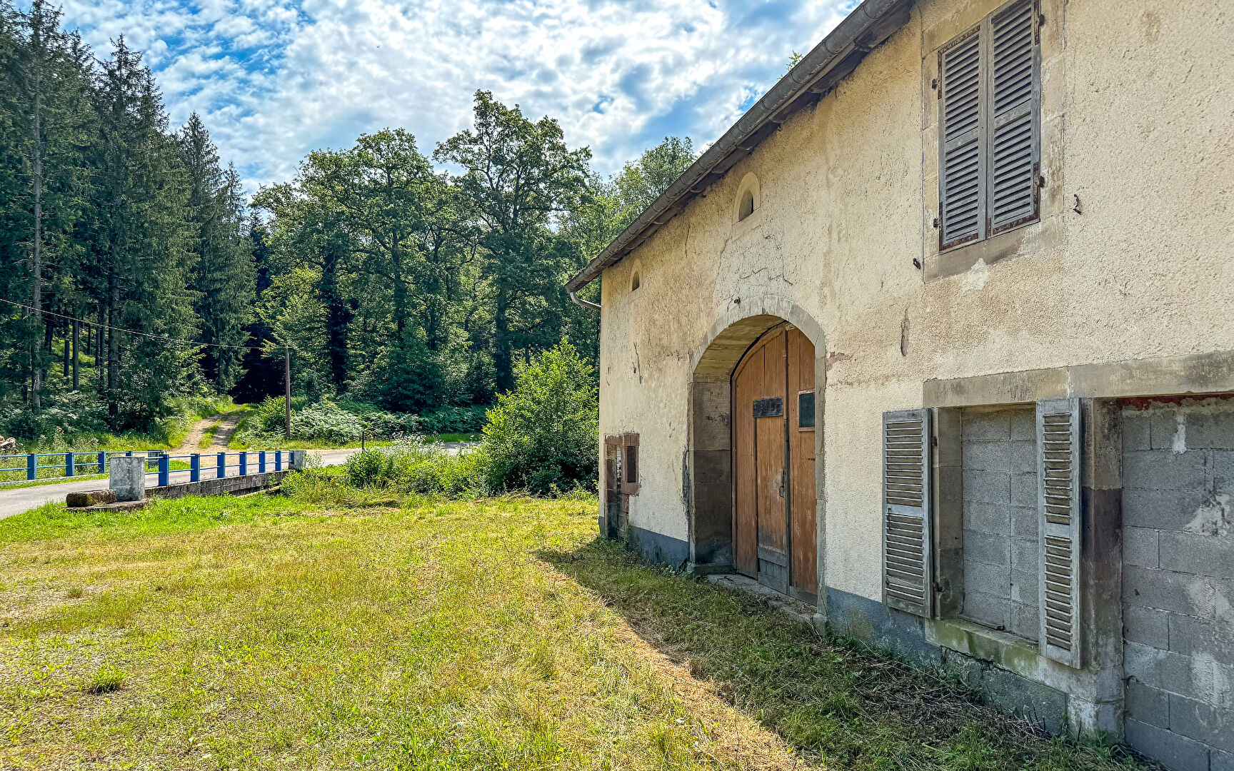 ANCIENNE SCIERIE AU MILIEU DE LA FORÊT