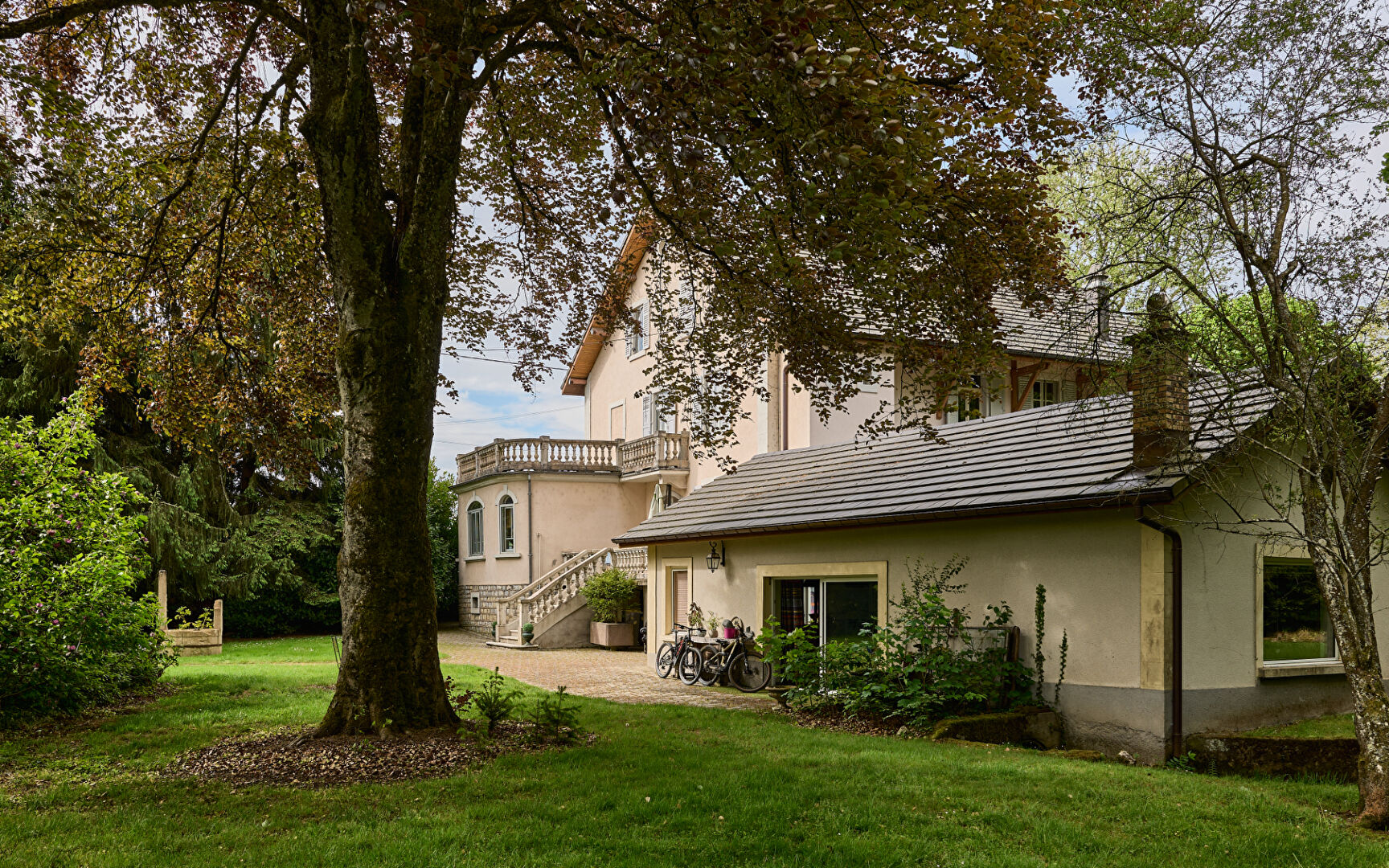 Maison de maître avec jardin et piscine à Montreux-Château