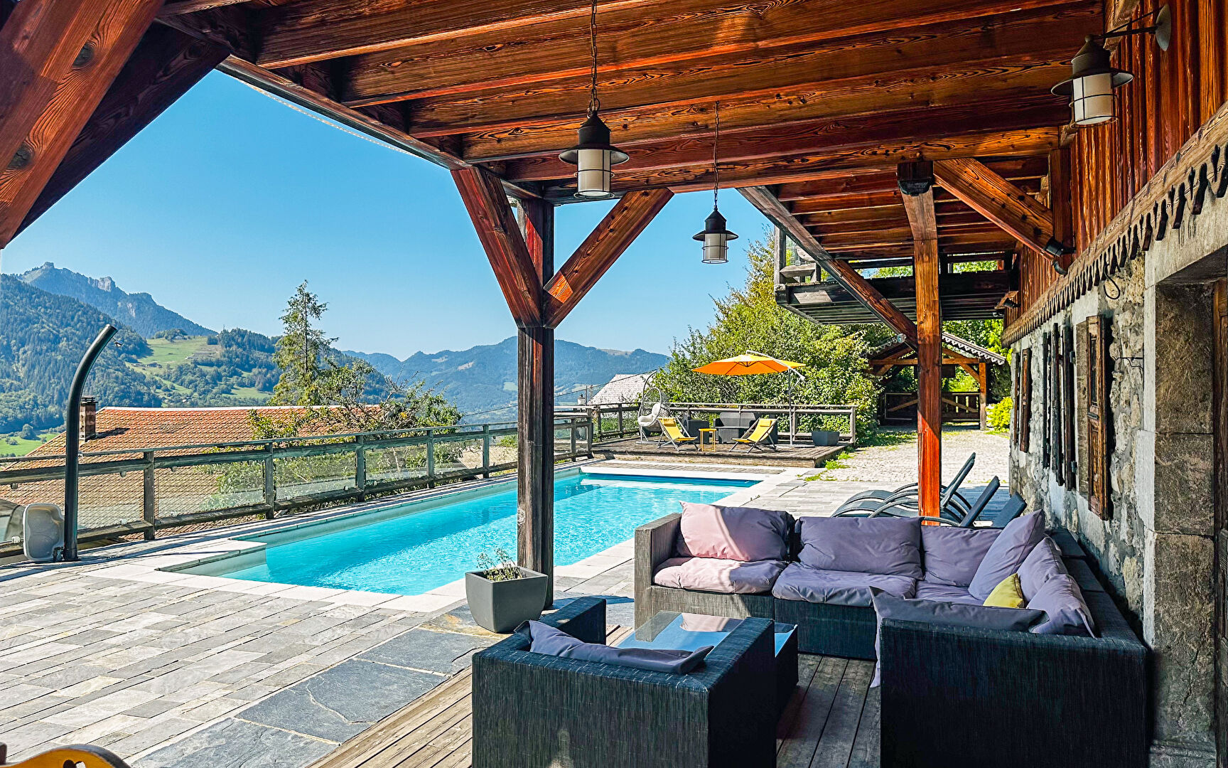 Charmant Chalet avec Piscine chauffée et Jacuzzi en Savoie