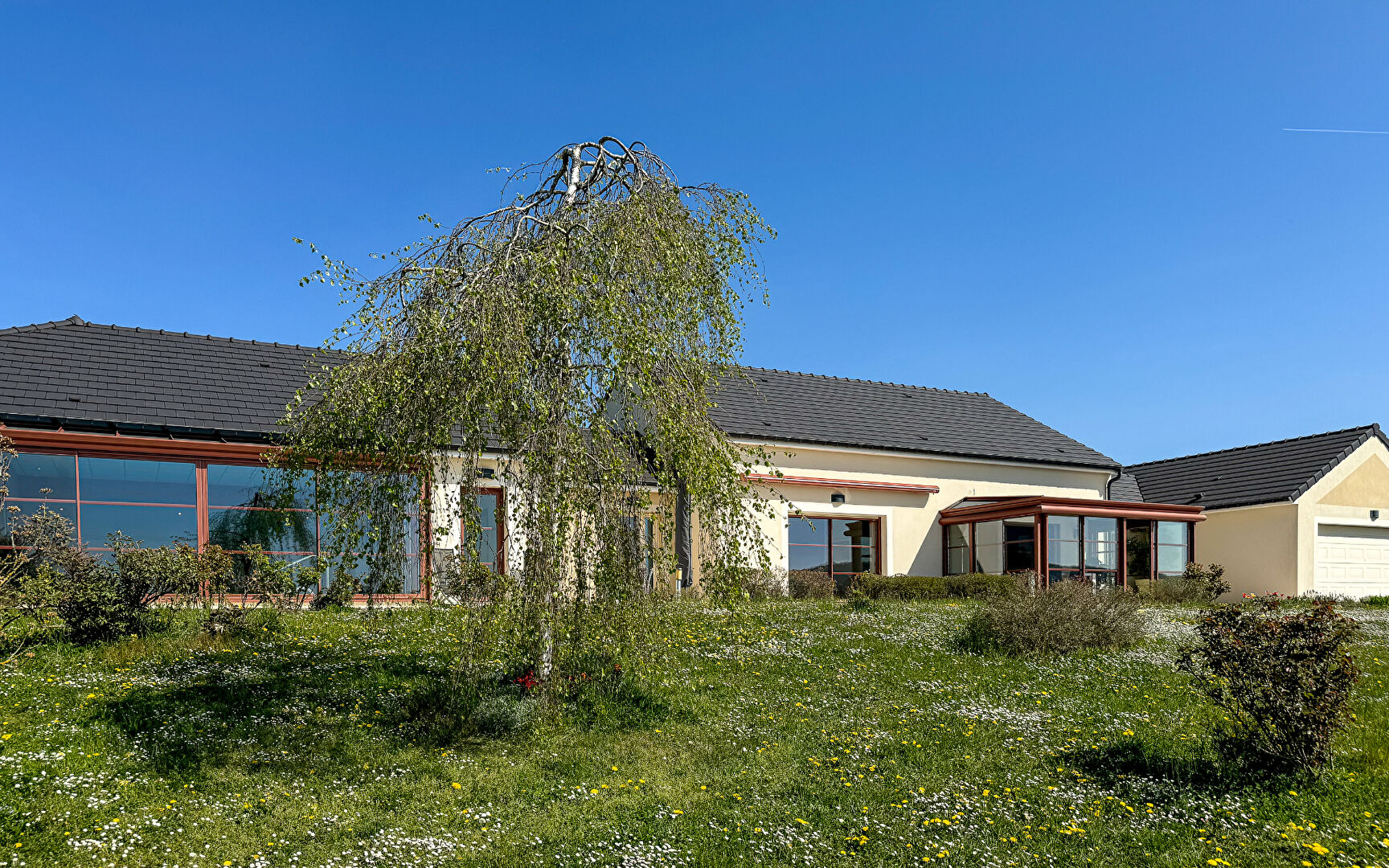 MAISON d'ARCHITECTE DOMINANT LA CAMPAGNE