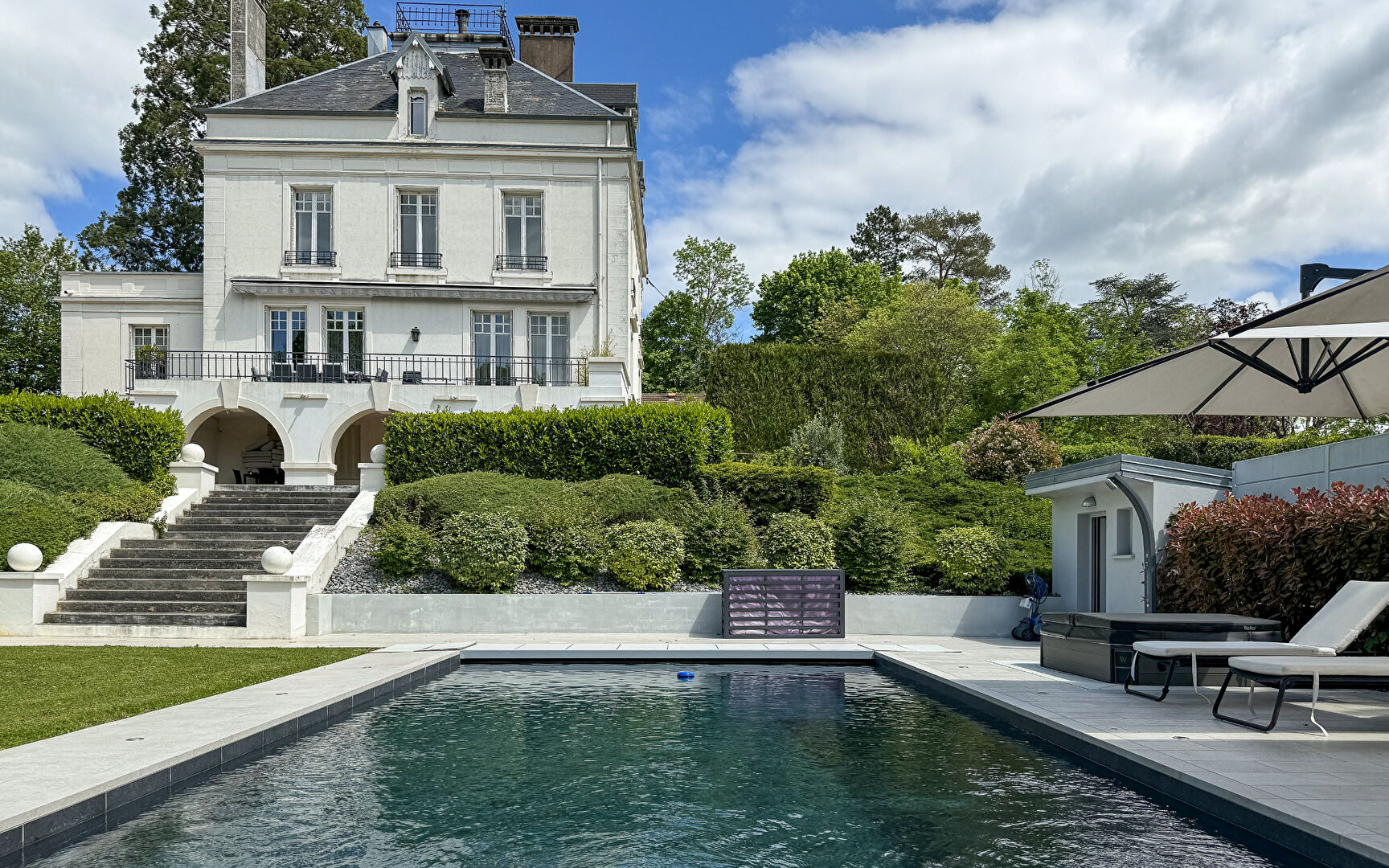 PRESTIGIEUSE VILLA SUR LES HAUTEURS DE VESOUL