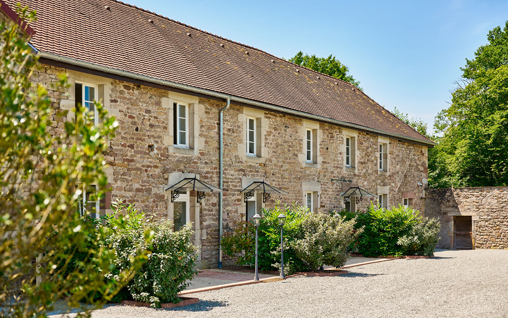 Maison de maître avec gîte et étang à Lure
