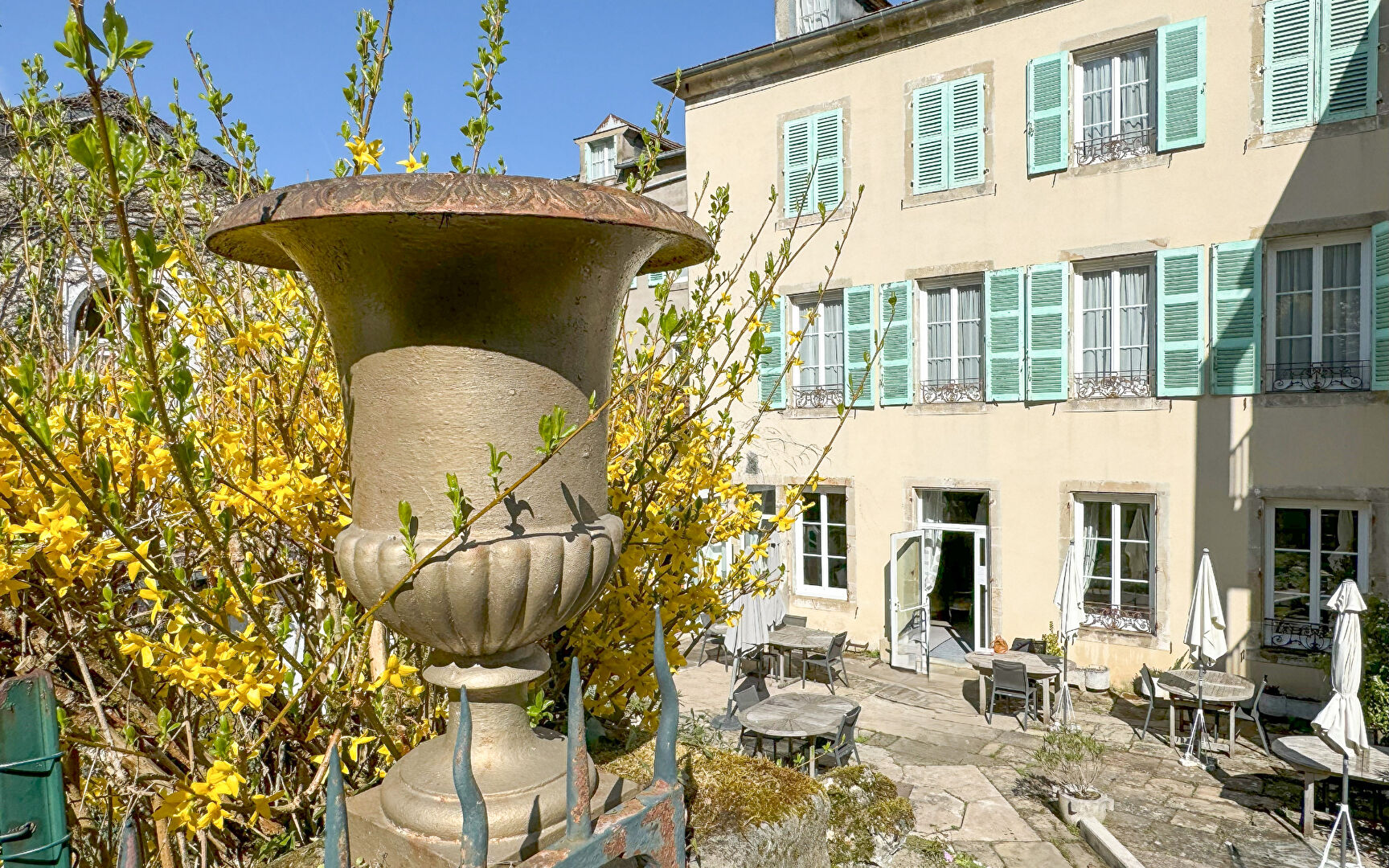 Ancien hôtel-restaurant avec immeuble de rapport à Bourbonne-les-Bains