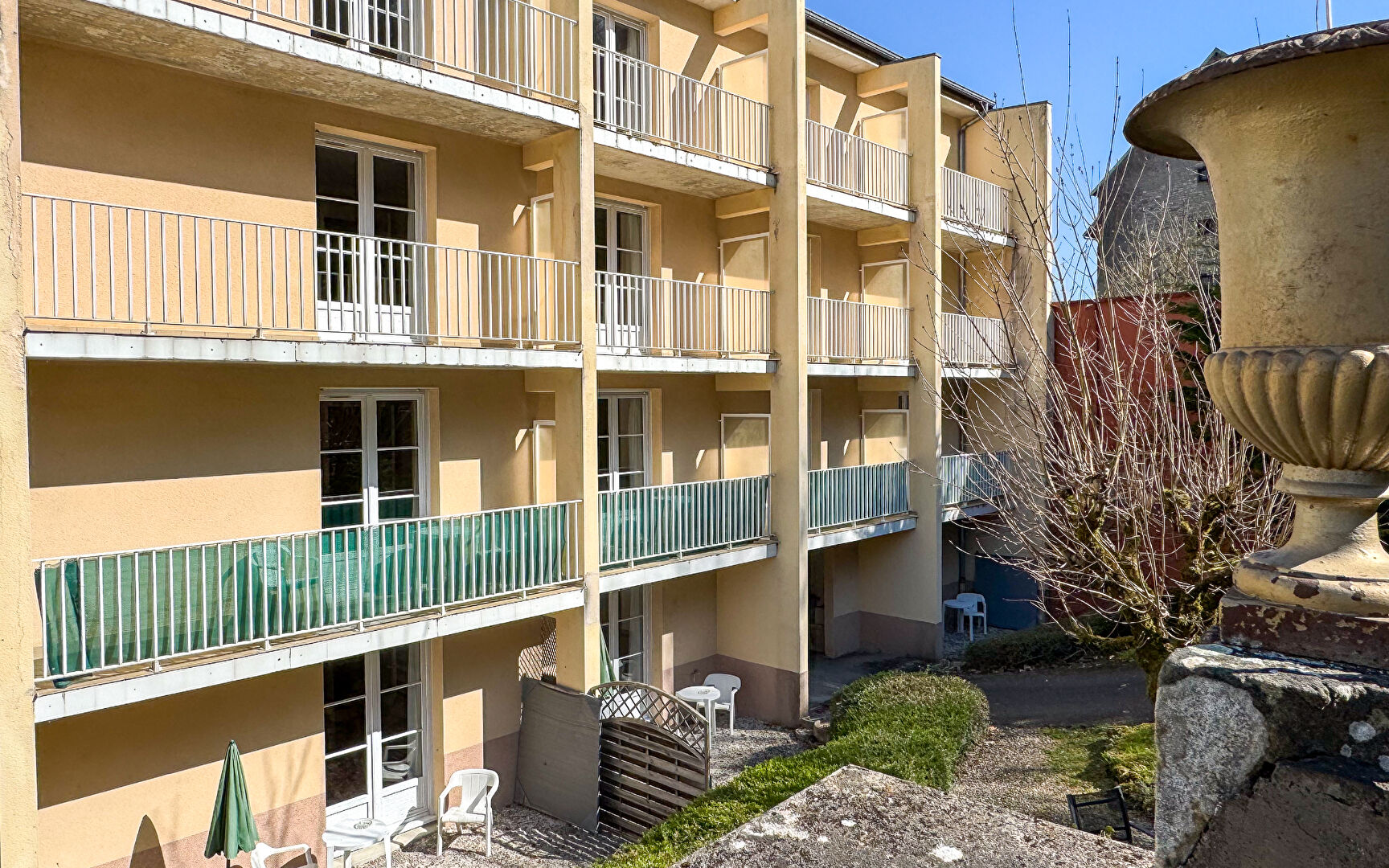 Photo Ancien hôtel-restaurant avec immeuble de rapport à Bourbonne-les-Bains image 3/6