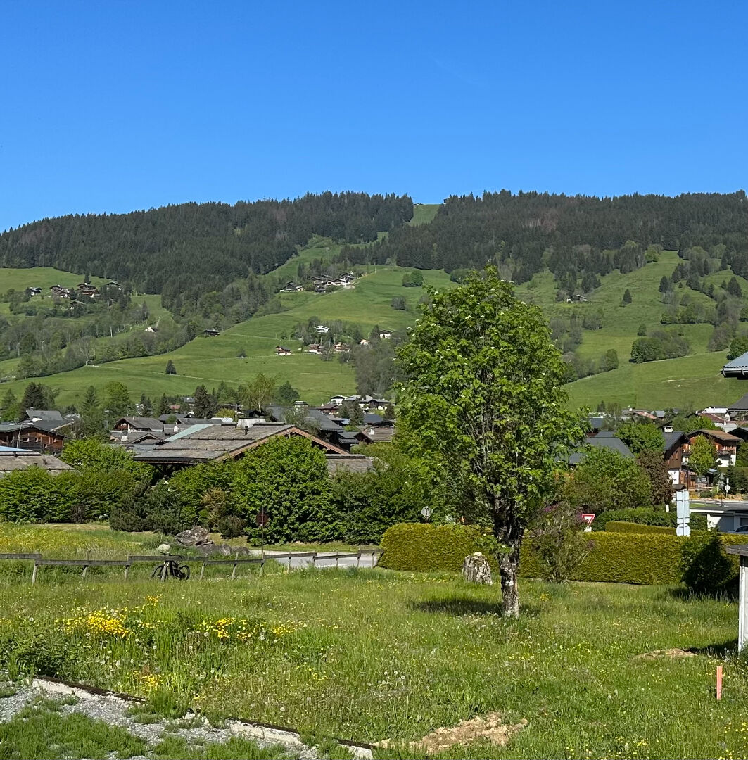 Megève Terrain 597 m2, à vendre  avec son permis viabilisé  vue, calme, ensoleillé.