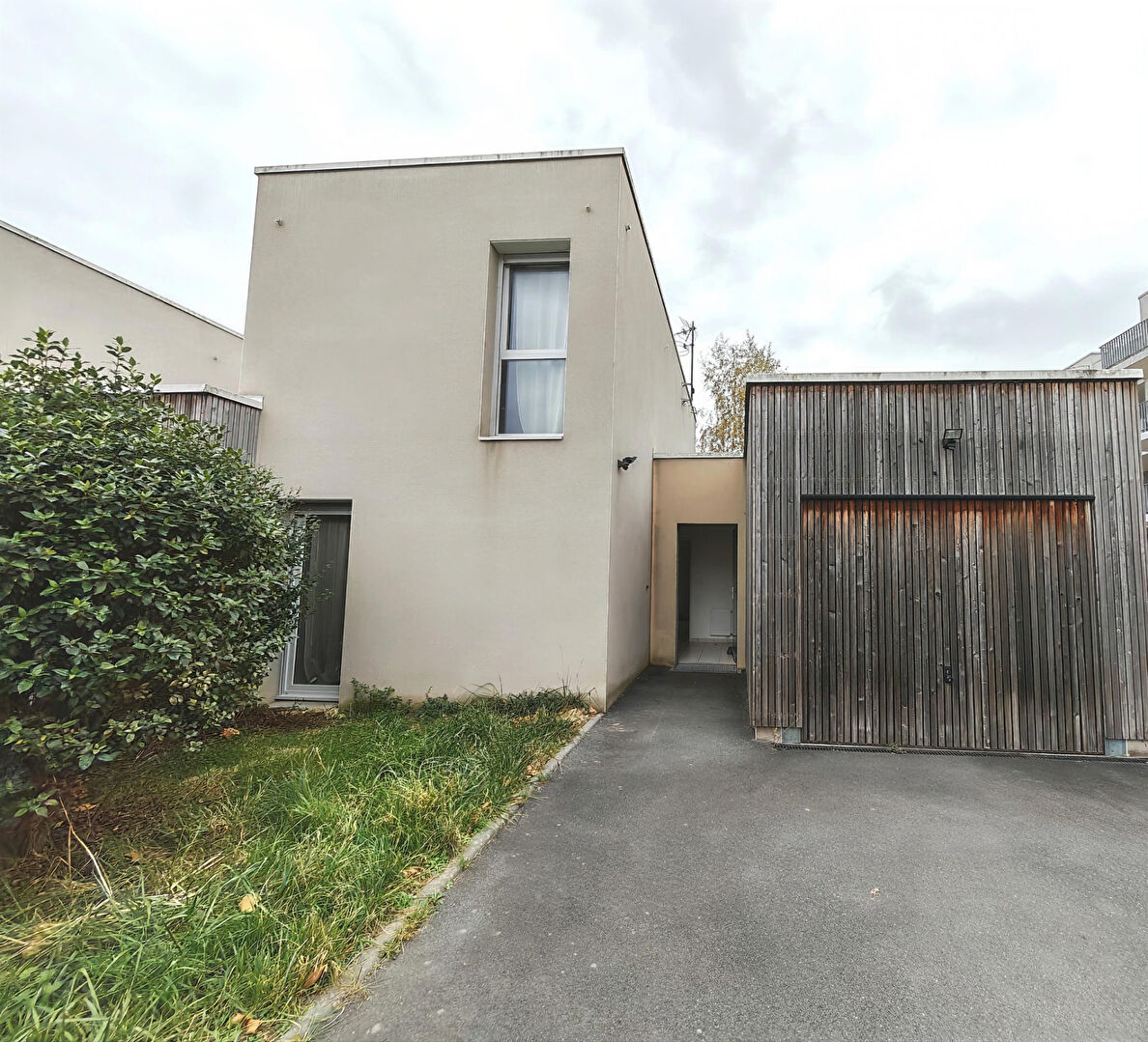 Photo NOUVEAU Maison cubique avec garage et jardin image 1/6