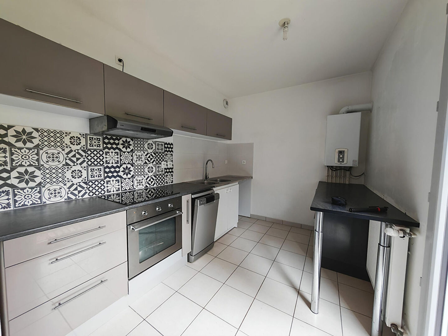 Photo NOUVEAU Maison cubique avec garage et jardin image 4/6