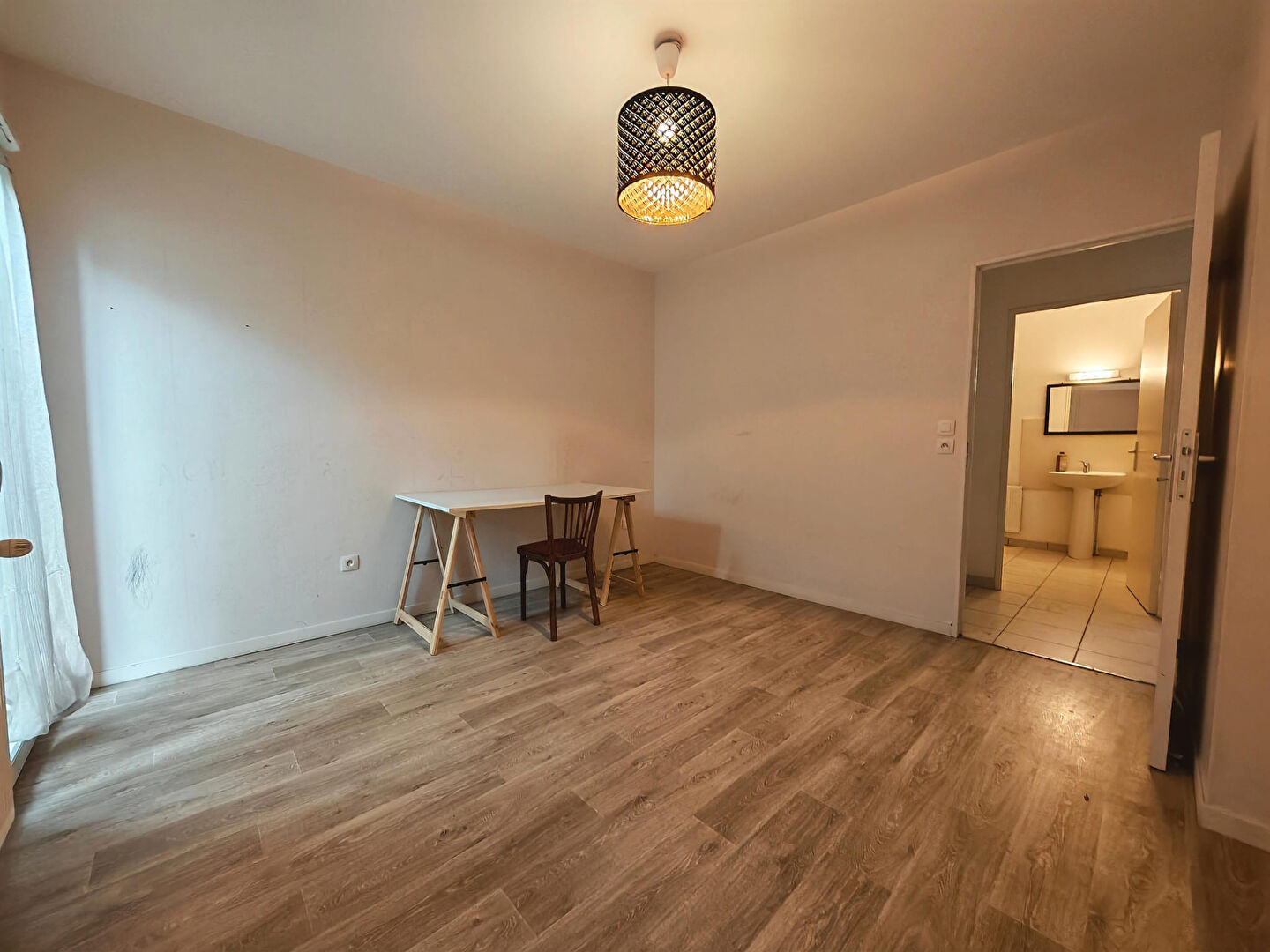 Photo NOUVEAU Maison cubique avec garage et jardin image 5/6