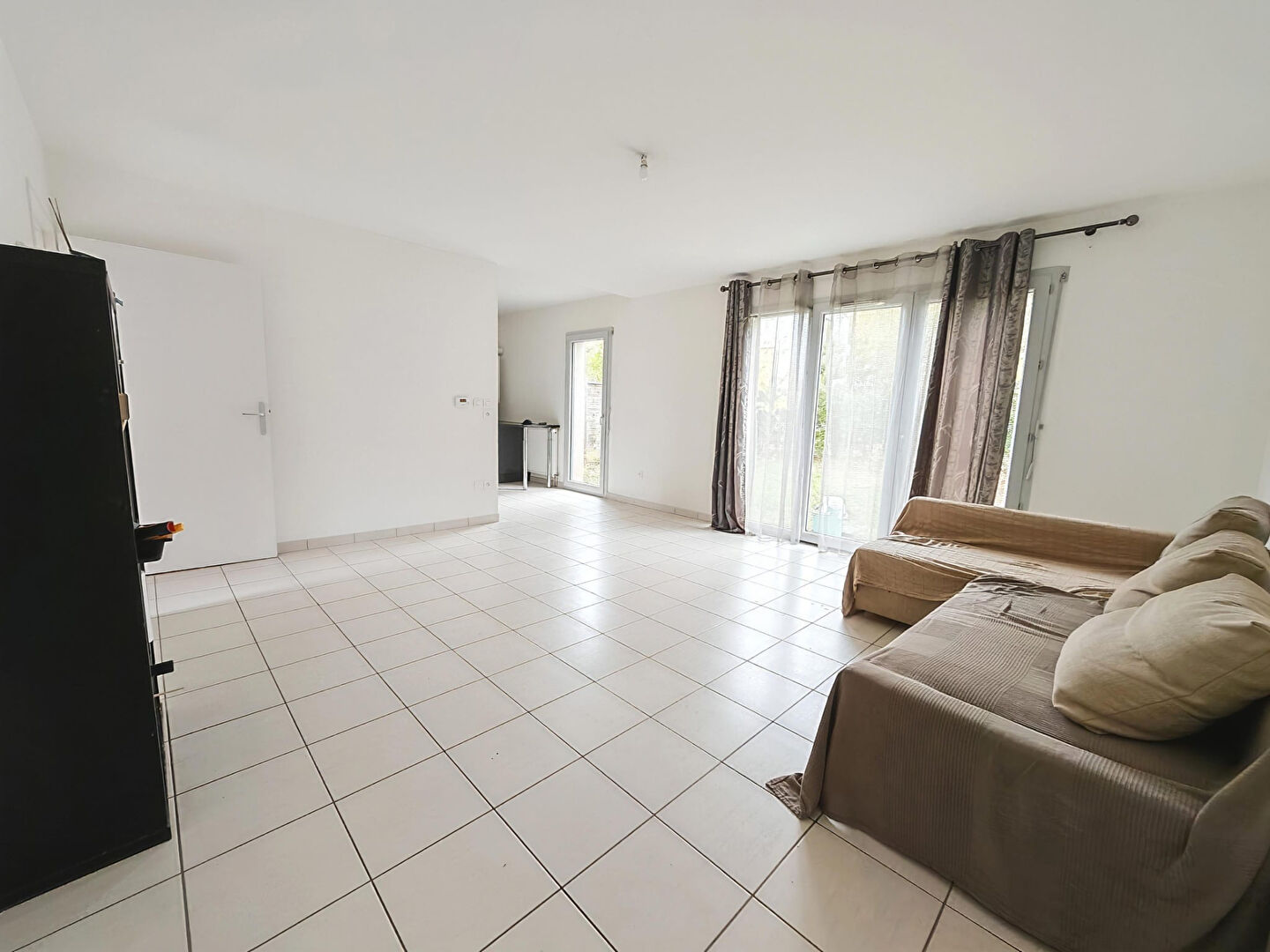 NOUVEAU Maison cubique avec garage et jardin