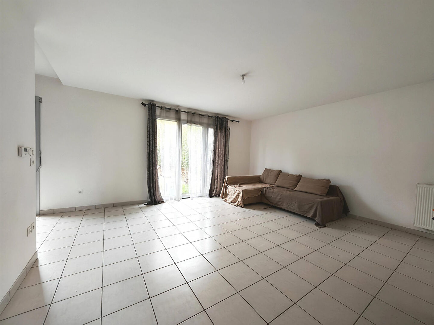 Photo NOUVEAU Maison cubique avec garage et jardin image 2/6