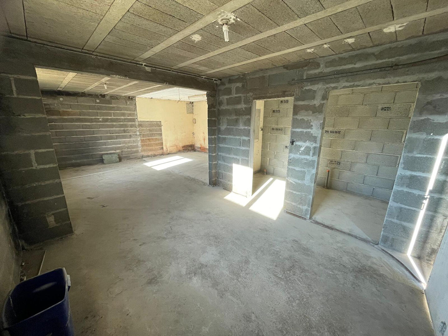 Appartement studio - 48,33m² - Vendu en plateau Cours privative env 145m² + 1 place de stationnement