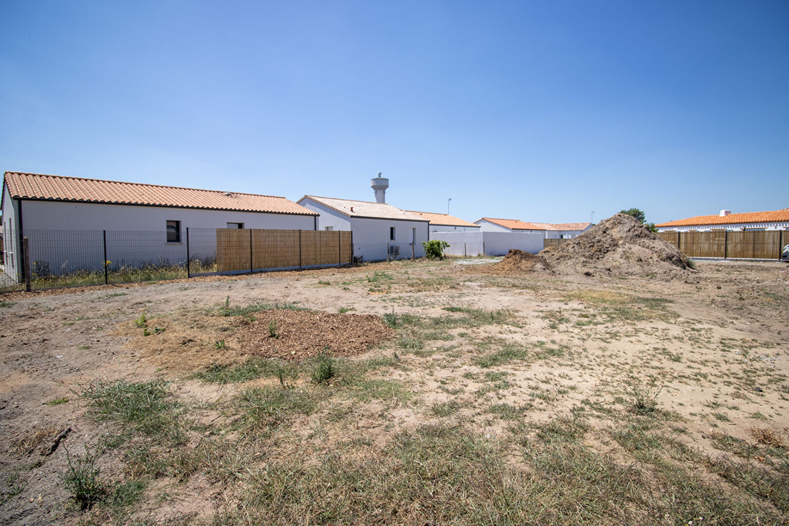 Photo TERRAIN A BATIR - 610 M² - VIABILISÉ image 2/4