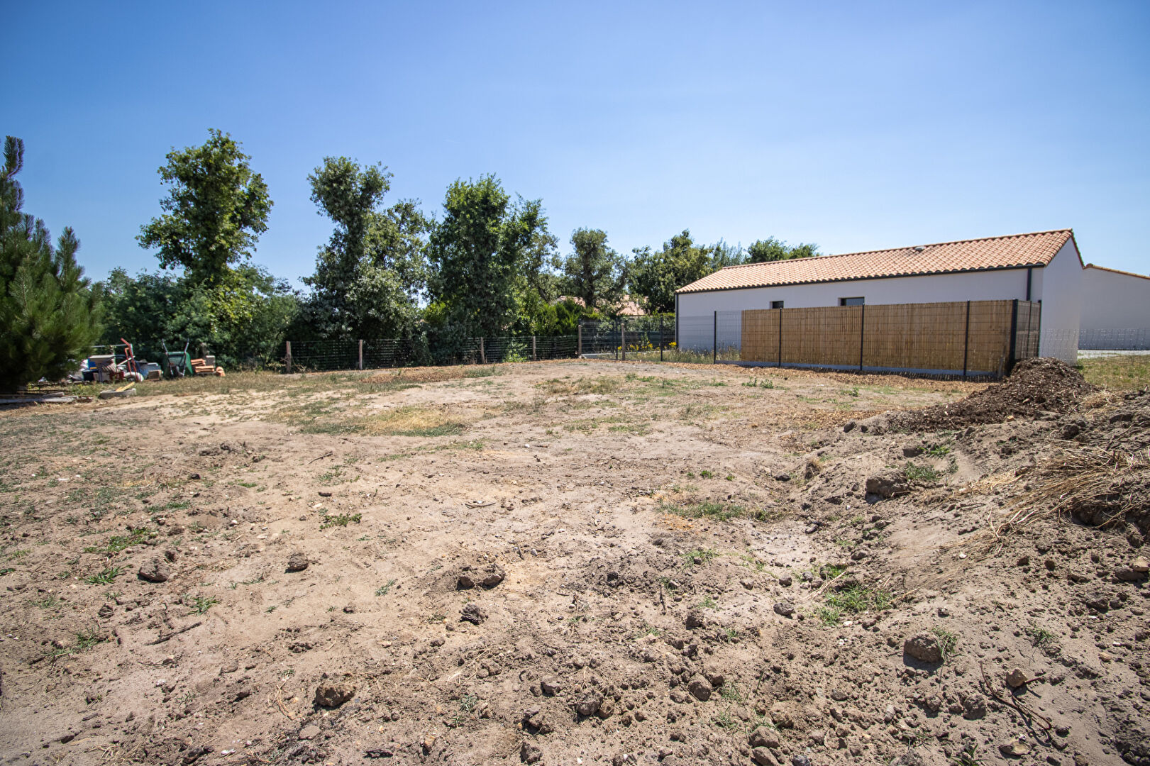 Photo TERRAIN A BATIR - 610 M² - VIABILISÉ image 3/4