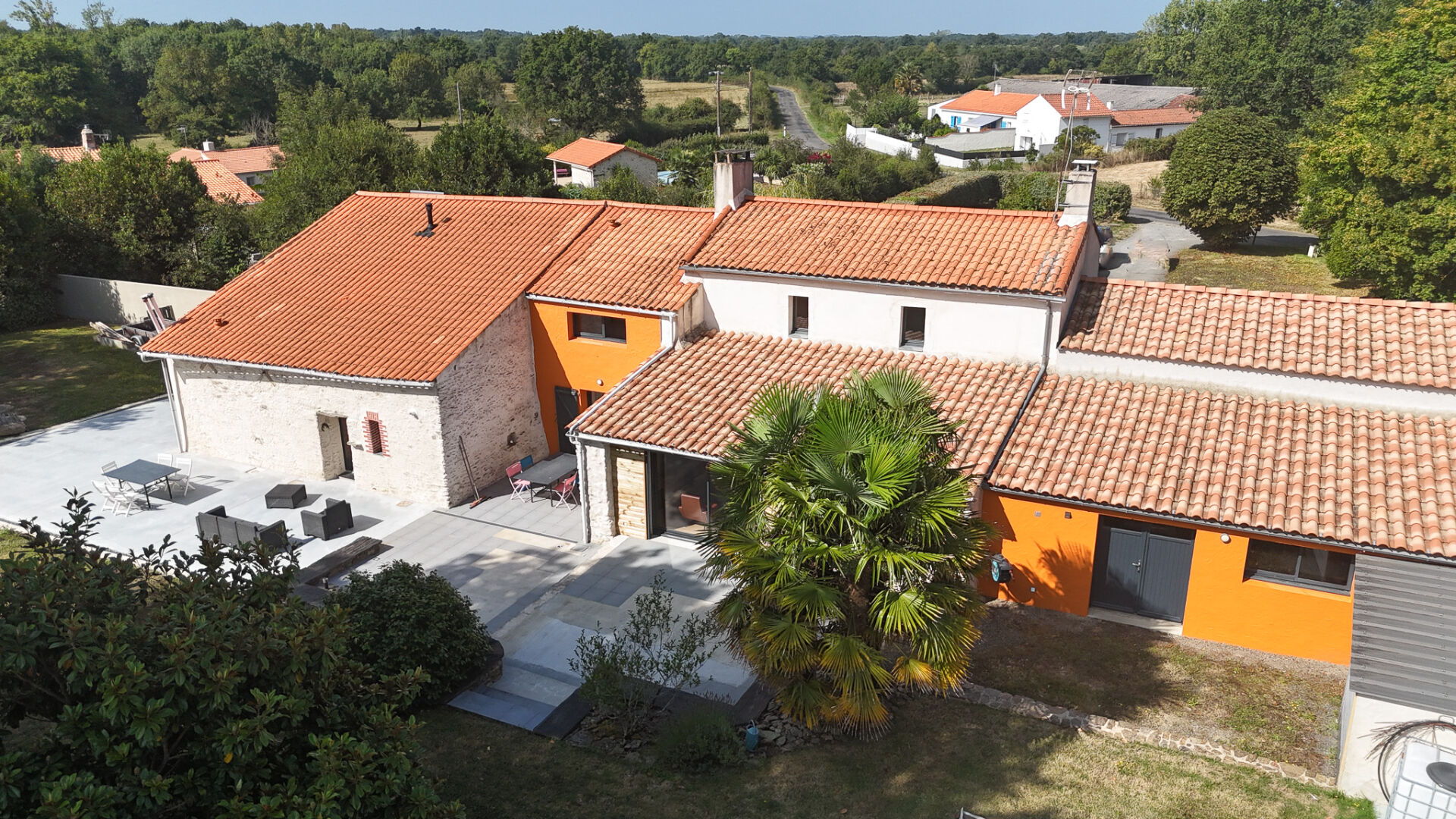 Maison en pierre de 253 m² - Entièrement rénovée - Cadre paisible à la campagne