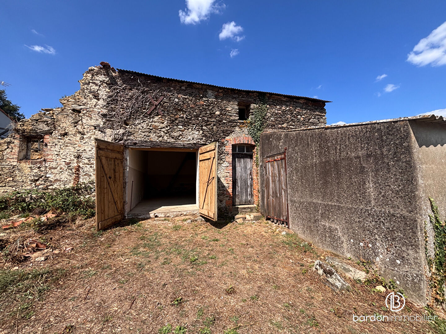 Bâtiment en pierre à réhabiliter - 66 m² - Au calme d'un hameau