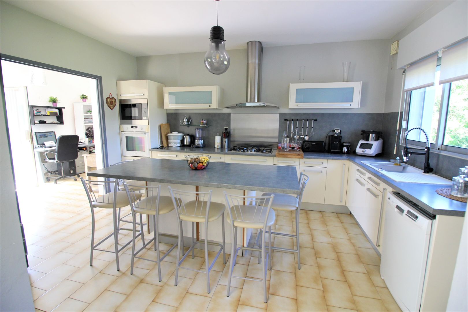 Photo Villa avec piscine et jardin arboré, non loin de Barjac. image 2/6