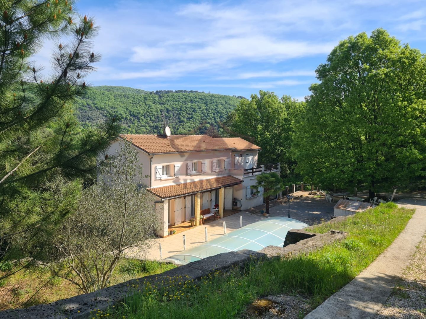 VILLA AVEC PISCINE SUR 8 000 DE TERRAIN BOISÉ