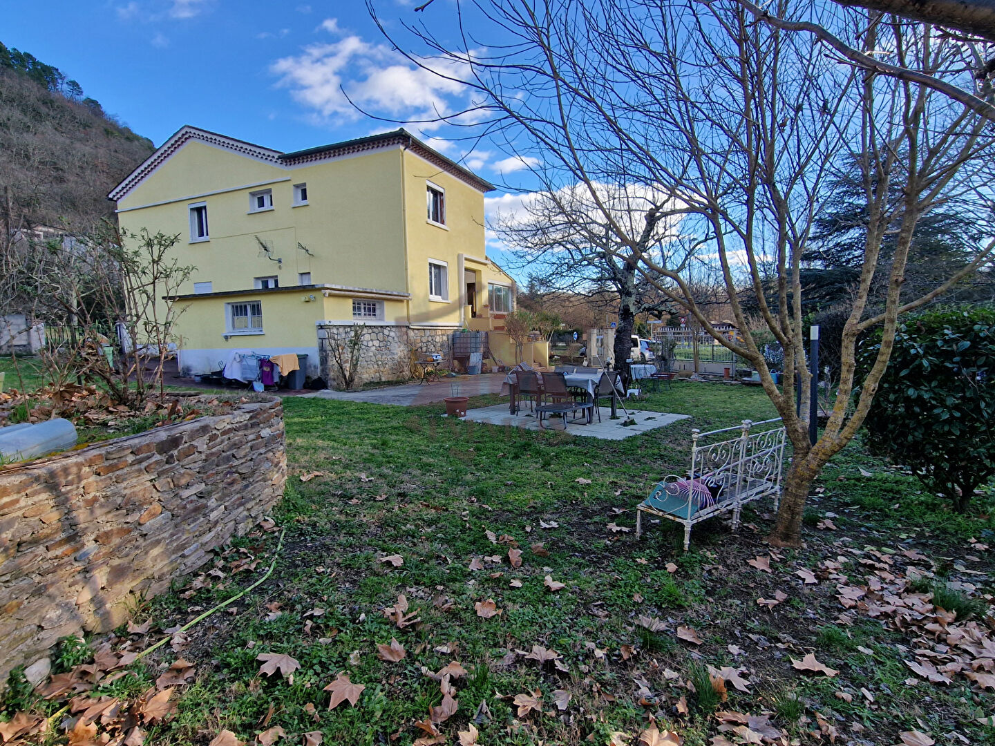 MAISON AVEC DEUX APPARTEMENT ET GARAGES