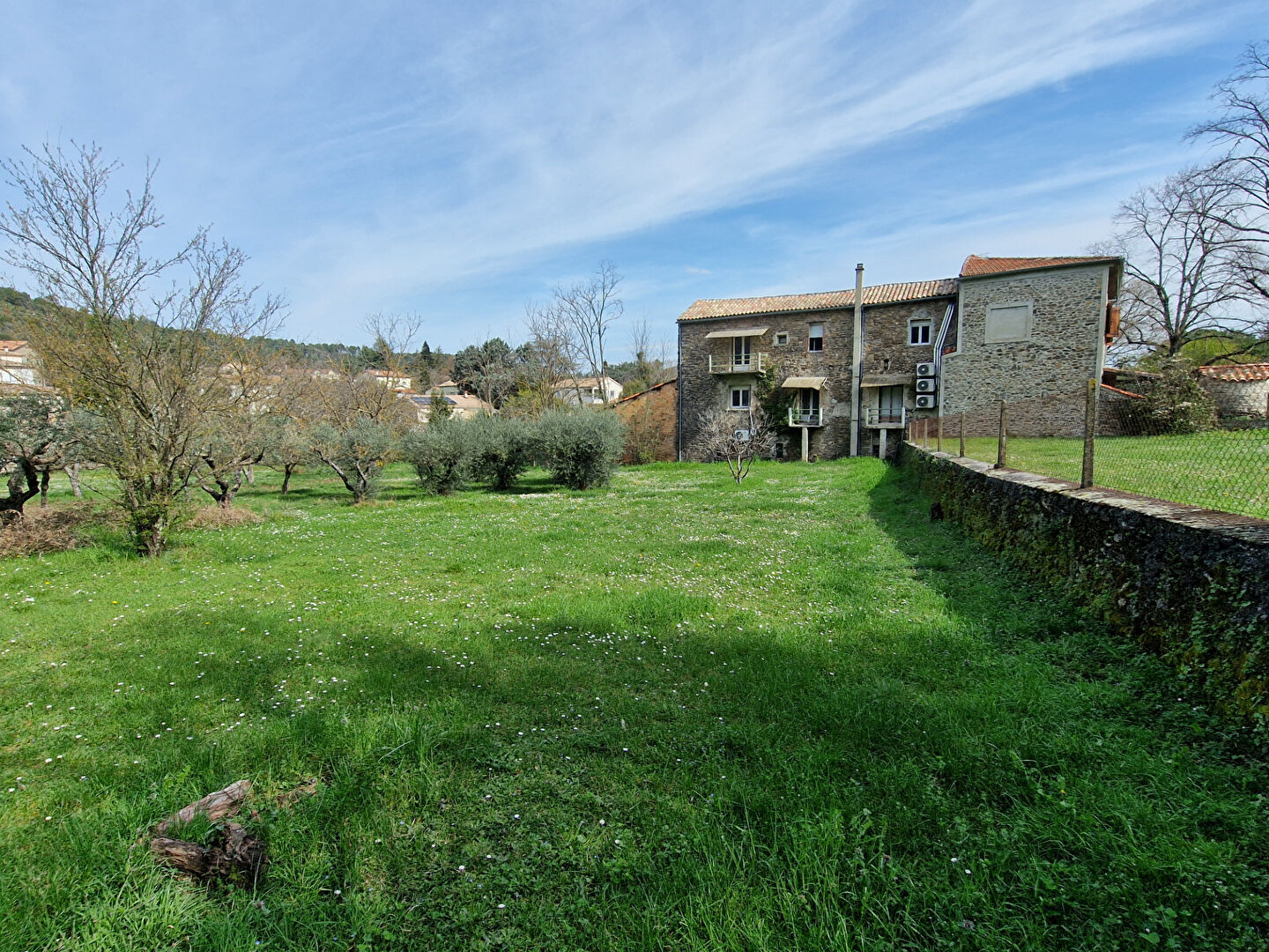 MAS EN PIERRES PROCHE CENTRE VILLAGE