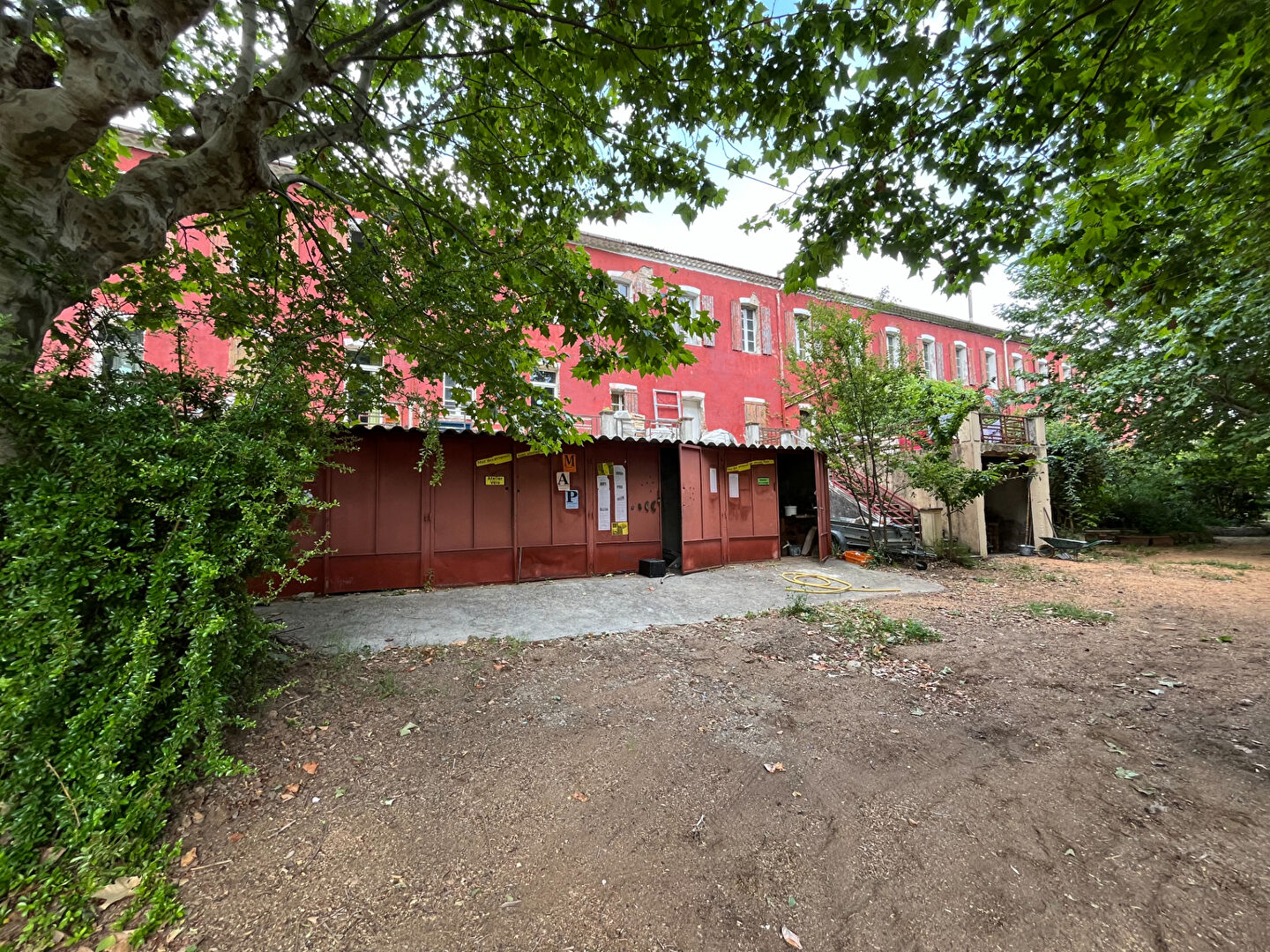 Grand immeuble avec potentiel à rénover