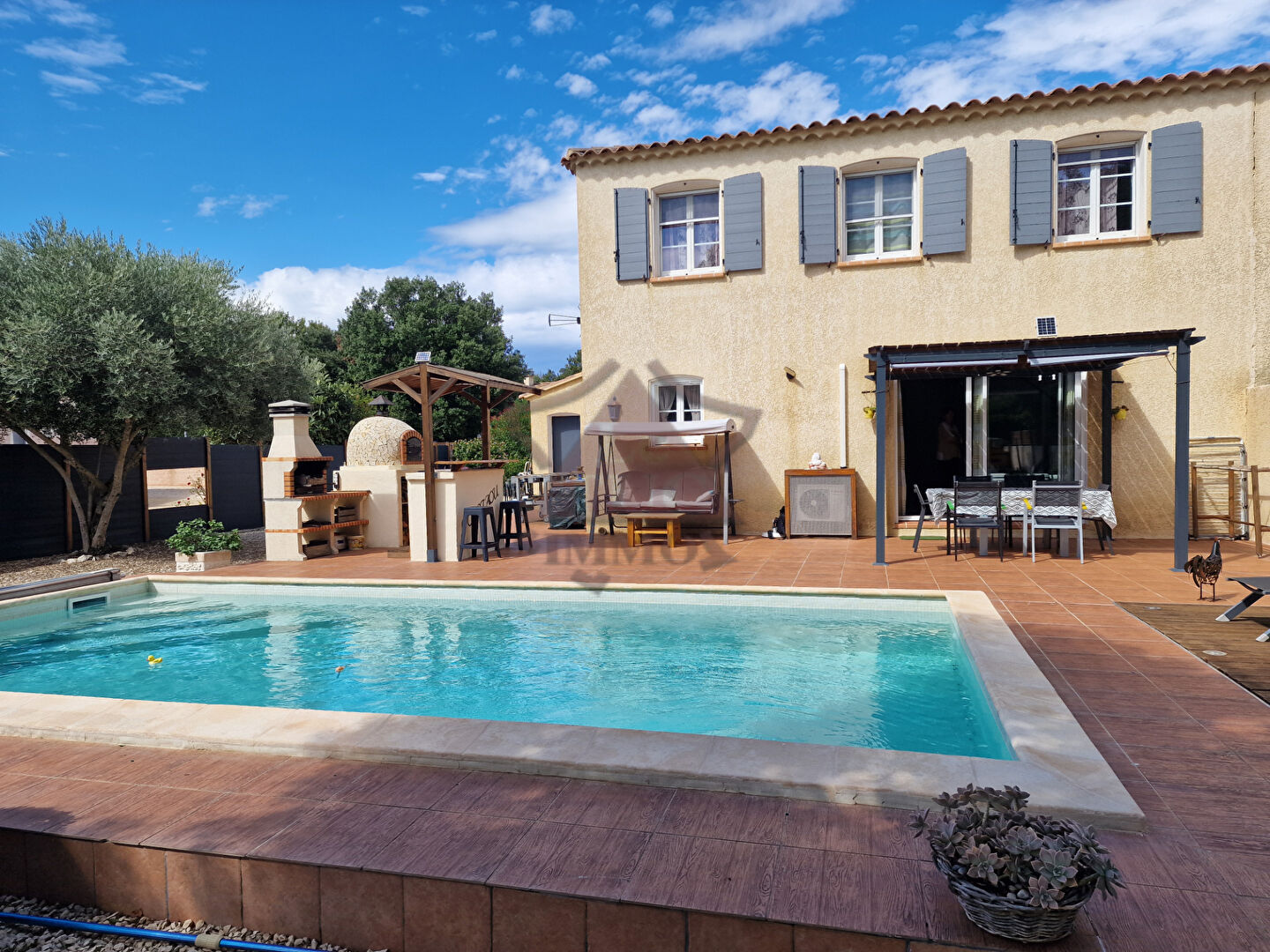 Villa en très bon état avec piscine