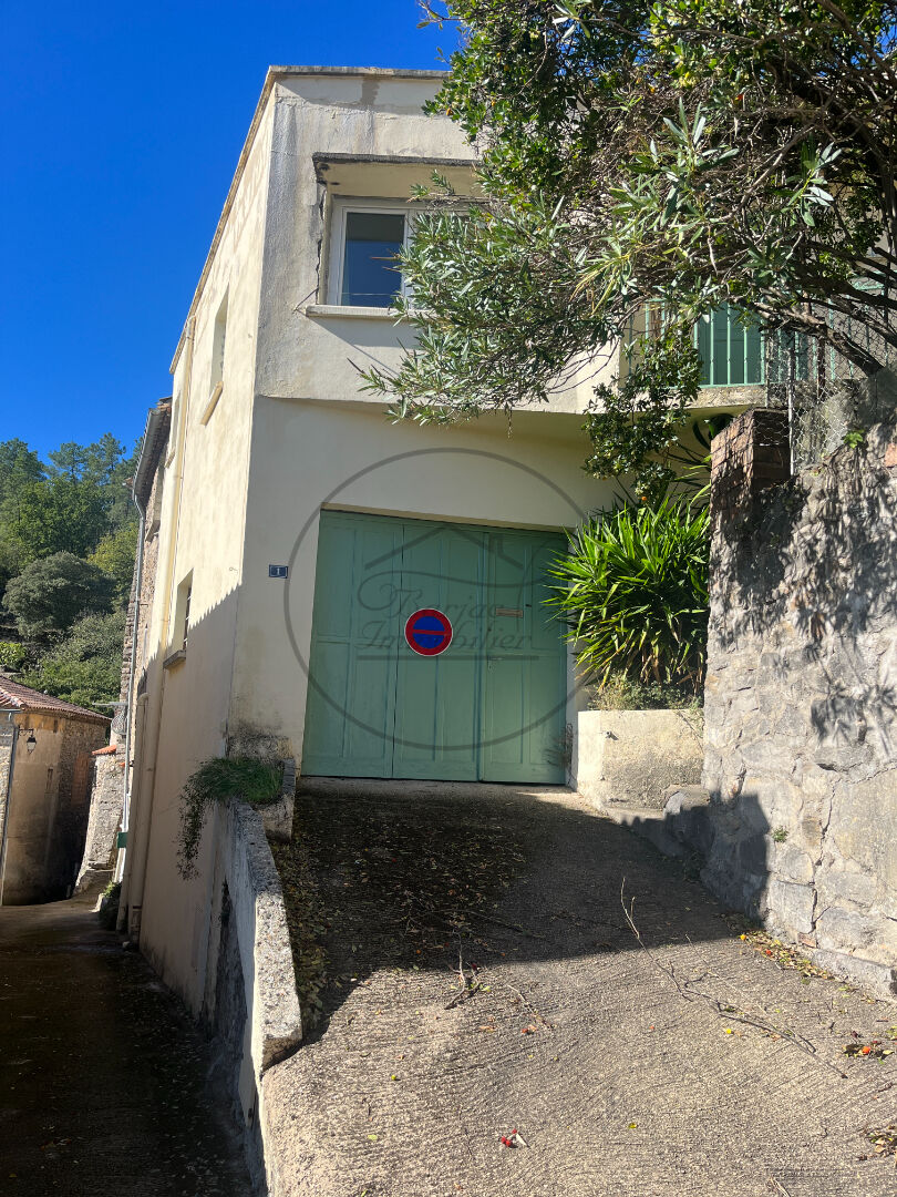 Maison de village avec terrasse et garage.
