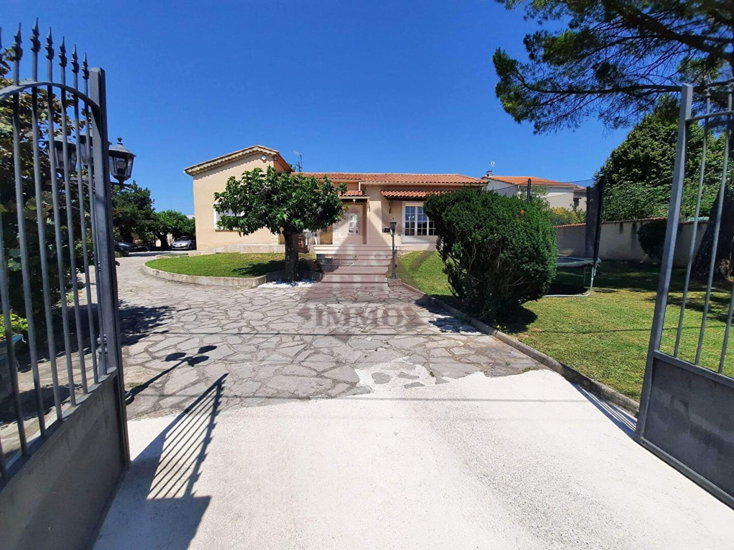 Photo Villa de plain-pied dans un environnement idéal image 1/6