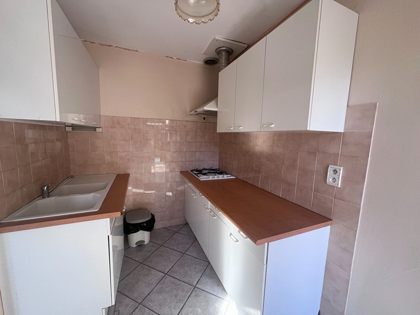 Photo Saint Privat de Champclos - maison de hameau avec terrasse et cour image 2/6