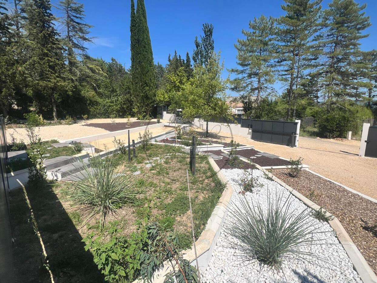 Photo Maison neuve de plain-pied avec piscine ! un cadre de vie privilégié ! image 2/6