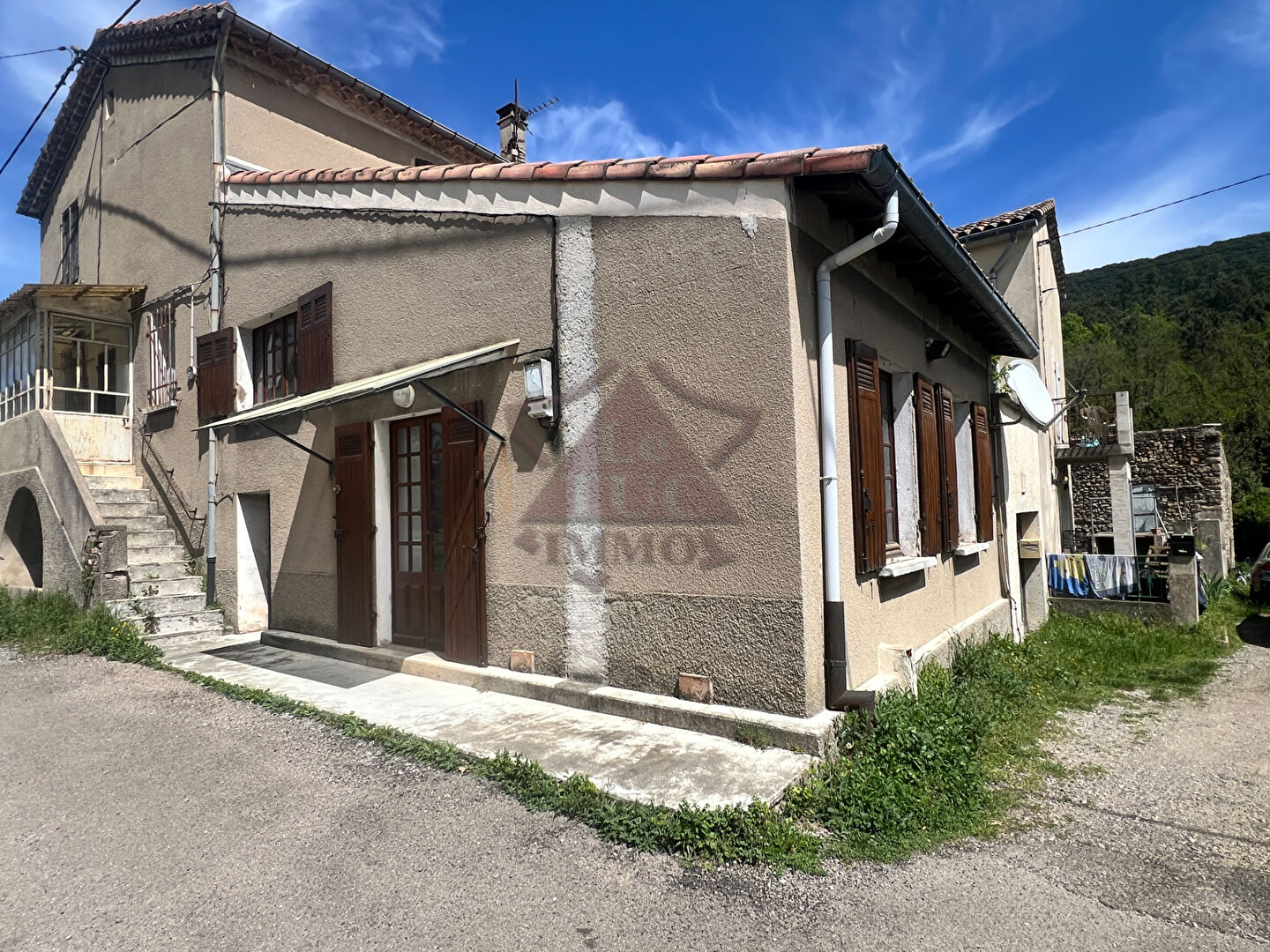 Maison avec garage et grange