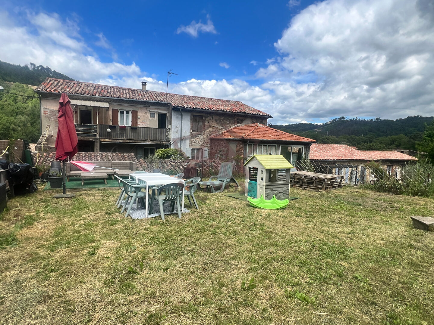 Photo Ensemble immobilier avec terrain image 1/6
