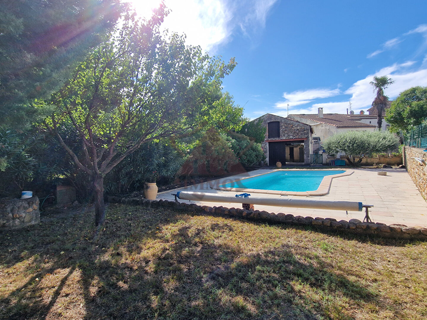 Photo Maison en pierres avec hangar et piscine image 1/6