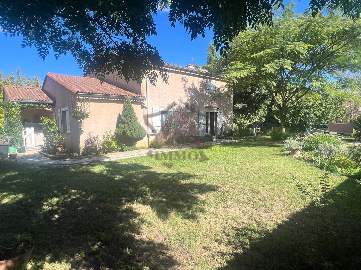 Photo Grande villa avec joli terrain en centre-ville image 1/6