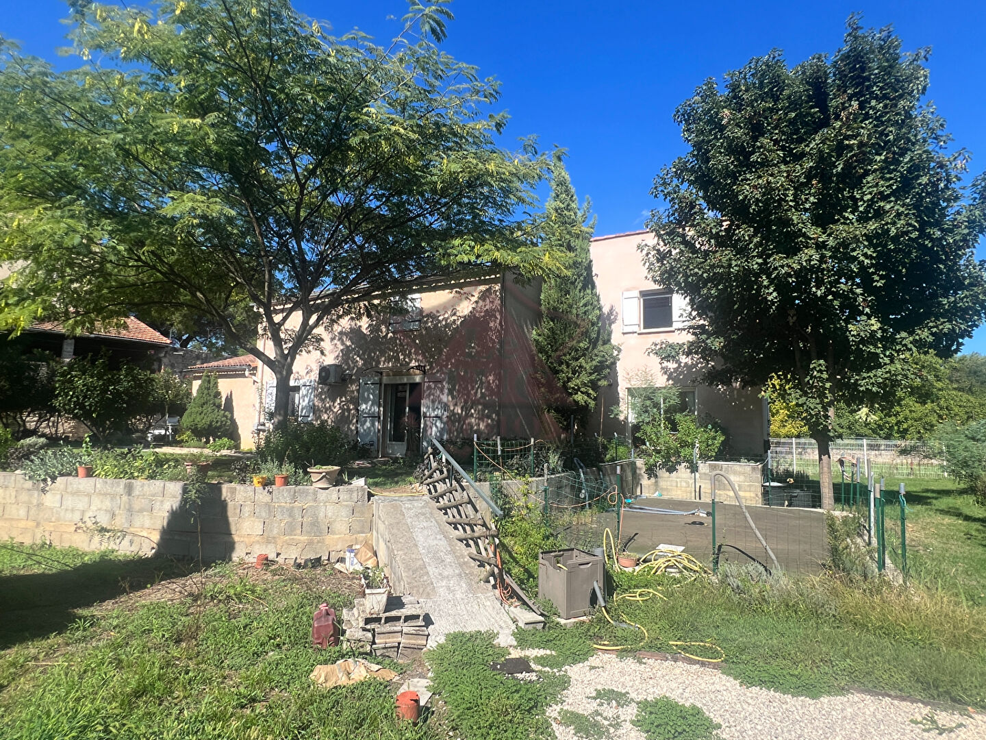 Photo Grande villa avec joli terrain en centre-ville image 2/6