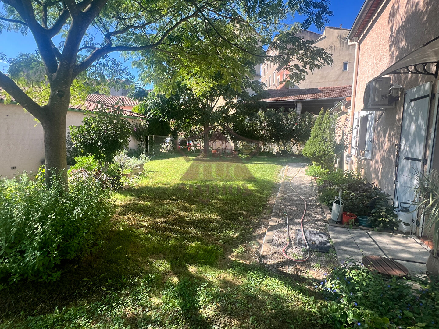 Photo Grande villa avec joli terrain en centre-ville image 6/6