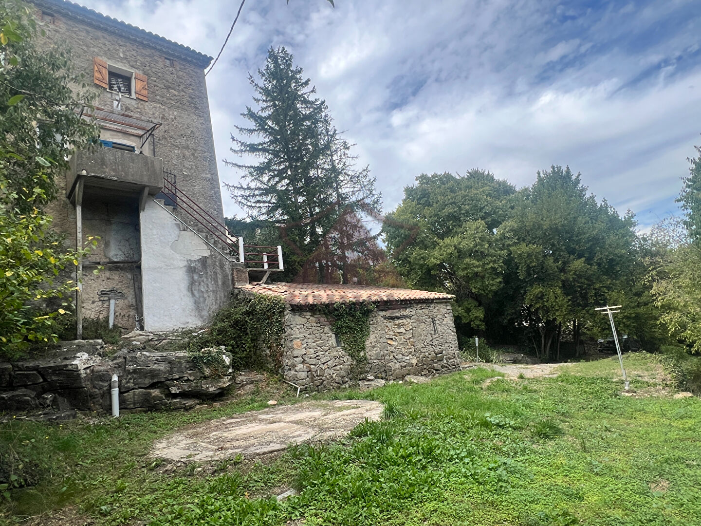 MAISON EN PIERRES AVEC JARDIN