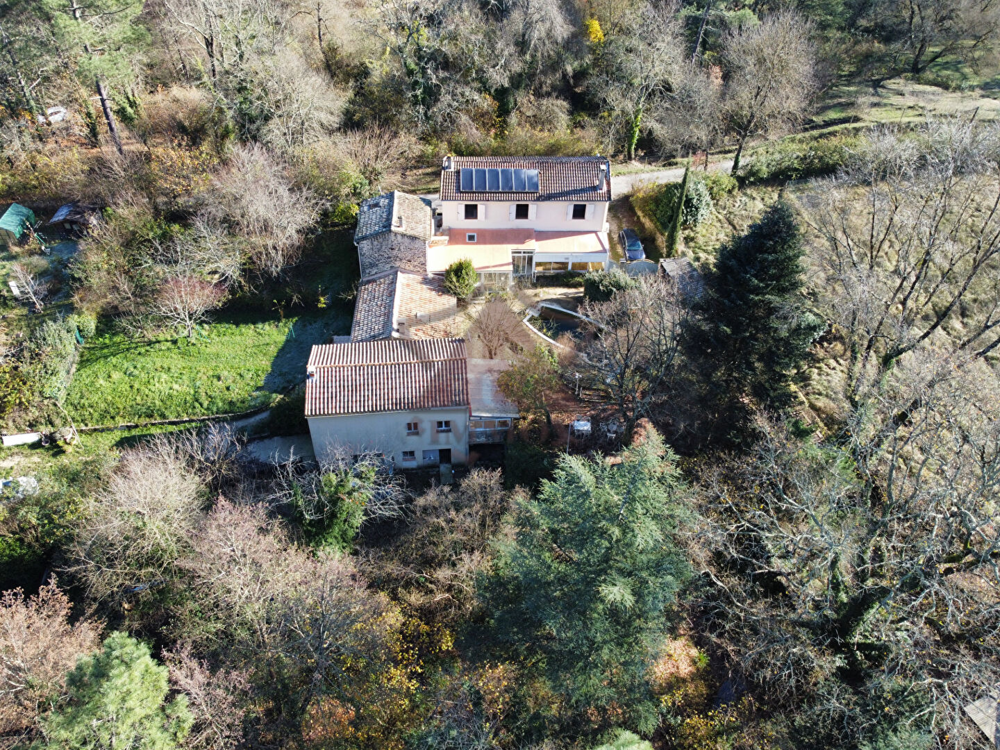 Photo Ensemble immobilier d'une maison avec 8 gites image 1/6