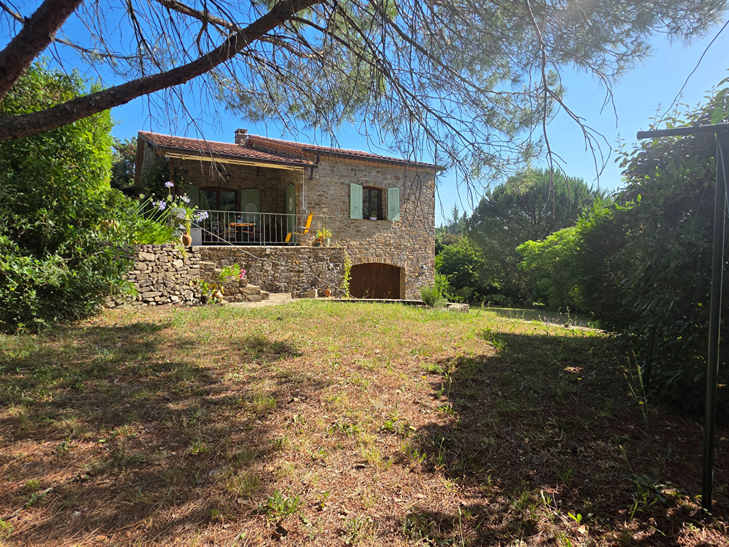 Maison en pierres sur terrain de 2250 m²