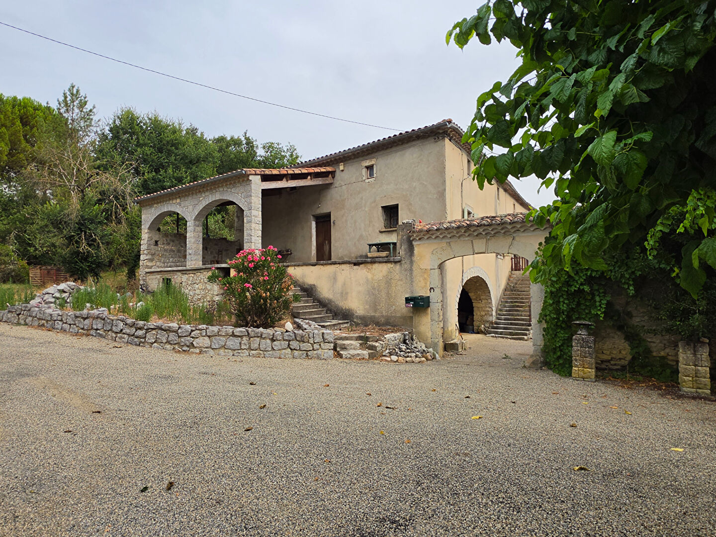 MAS AUTHENITIQUE SUR PLUS D UN HECTARE DE TERRAIN