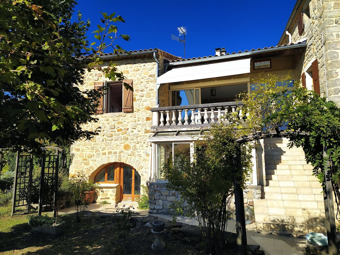 Propriété de caractère en pierres avec prestations haut de gamme, piscine et vue dégagée ? Village tous commerces