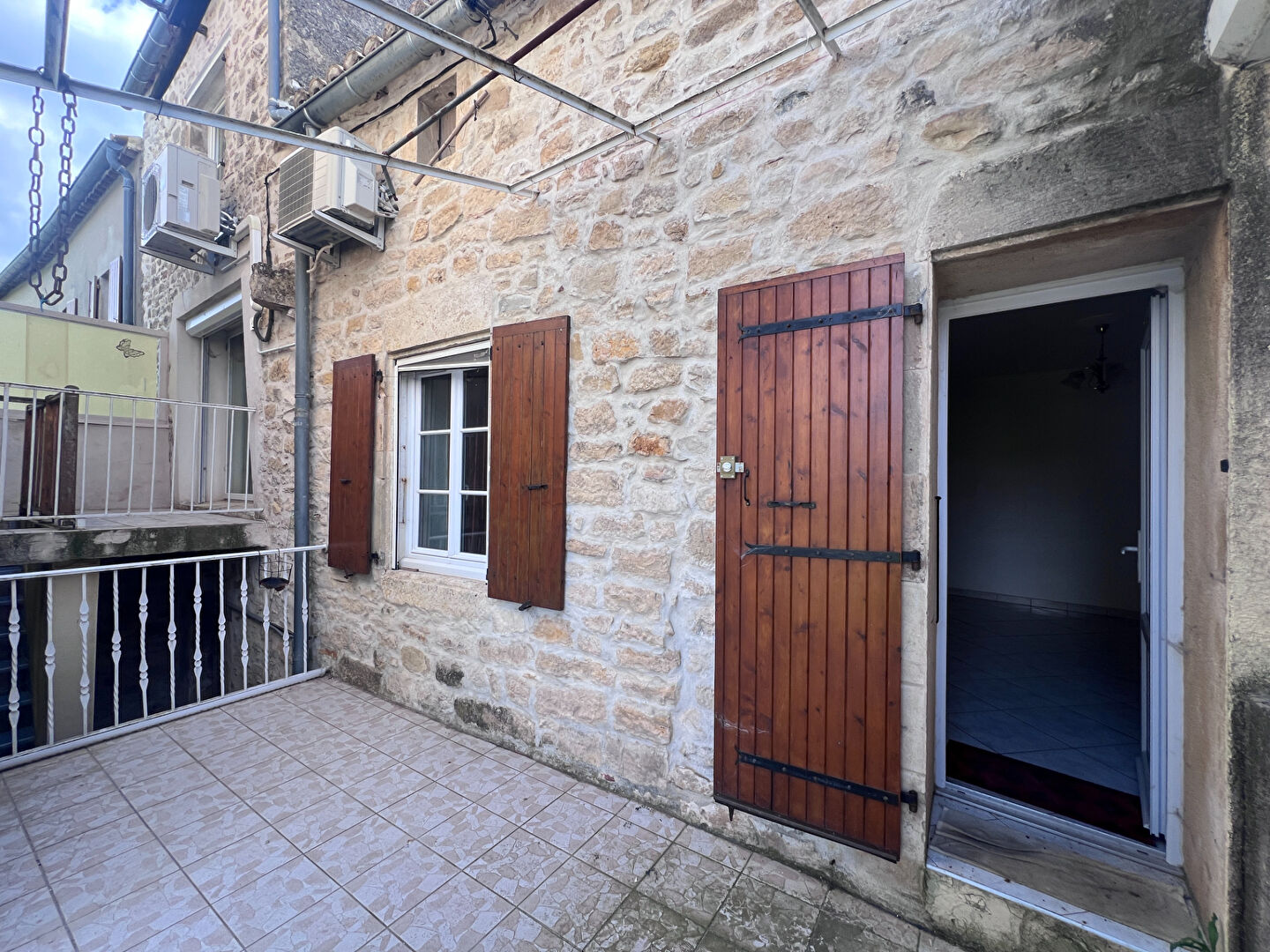 Proche Barjac, coeur de village, deux habitations