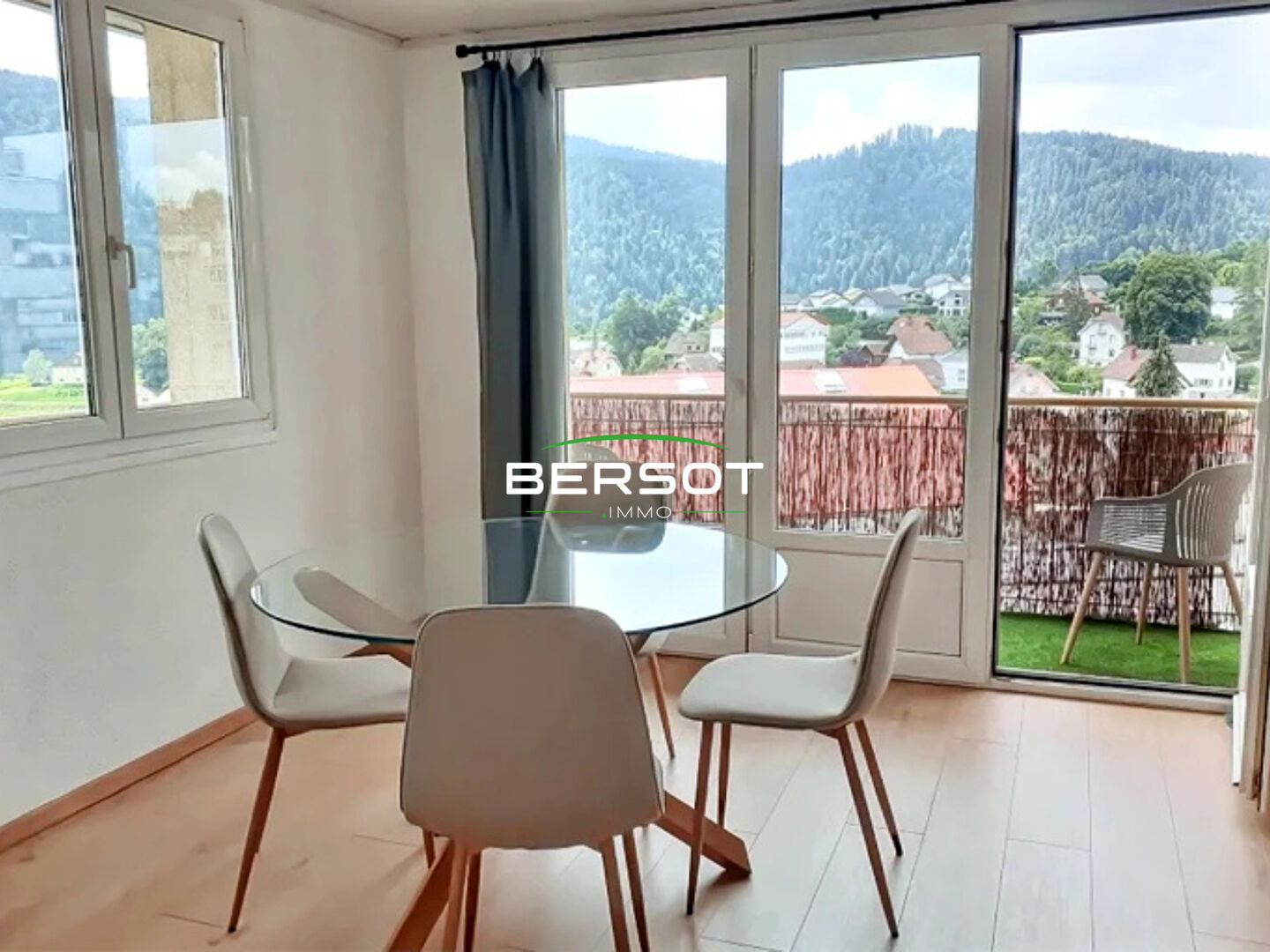 Appartement lumineux avec balcon, garage à deux pas de la Suisse