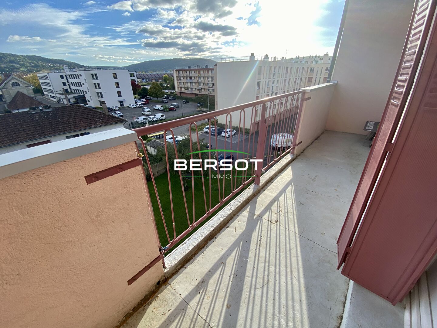 Photo Appartement T3 en chauffage collectif avec balcon, cave et parking collectif image 2/6